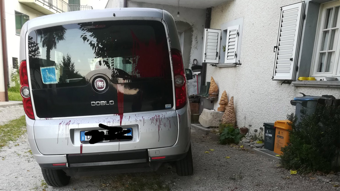 Auto di un disabile imbrattata di vernice a Gemona del Friuli