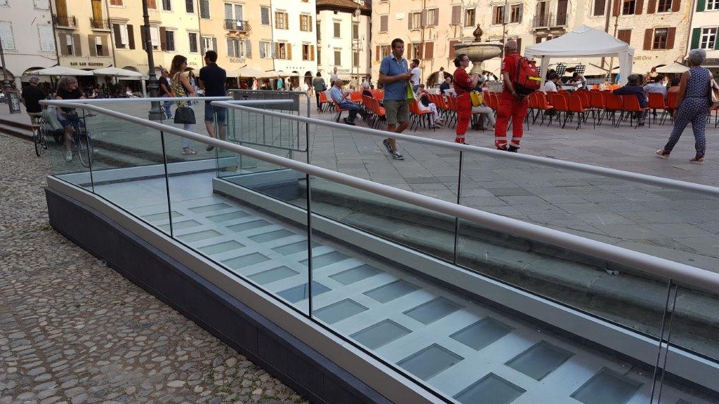 Immagine della nuova rampa per disabili in piazza S.Giacomo a Udine