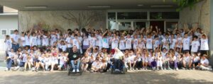 UILDM-Udine_Progetto-citta-accessibile_Ivan-Minigutti-e-Nicolò-Vadnjal_gli-alunni-della-scuola-Rodari-con-la-maglietta-della-Pimpa-e1341400160430