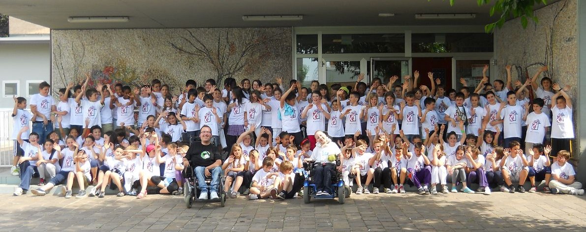 UILDM-Udine_Progetto-citta-accessibile_Ivan-Minigutti-e-Nicolò-Vadnjal_gli-alunni-della-scuola-Rodari-con-la-maglietta-della-Pimpa-e1341400160430