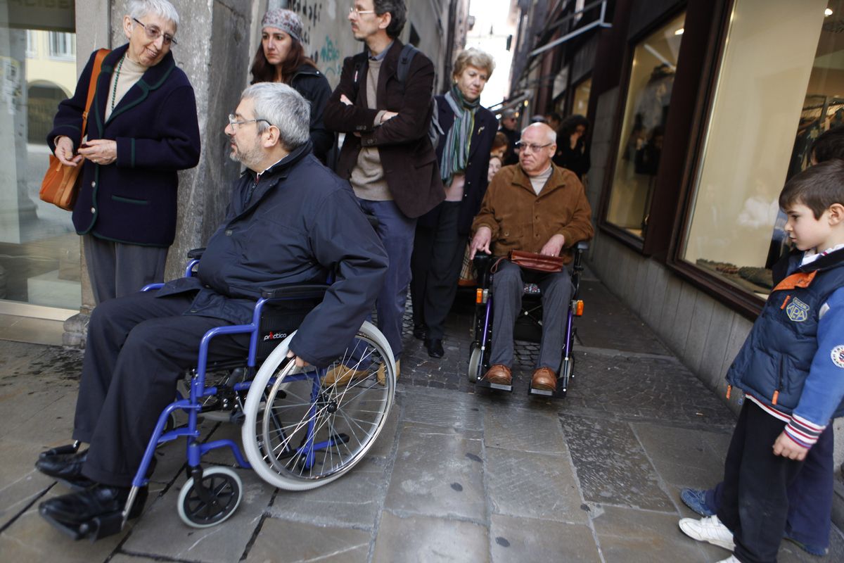 Uildm-Udine_sindaco-in-carrozzina_il-sindaco-di-Udine-Furio-Honsell-con-alcuni-disabili-nel-centro-di-Udine-3