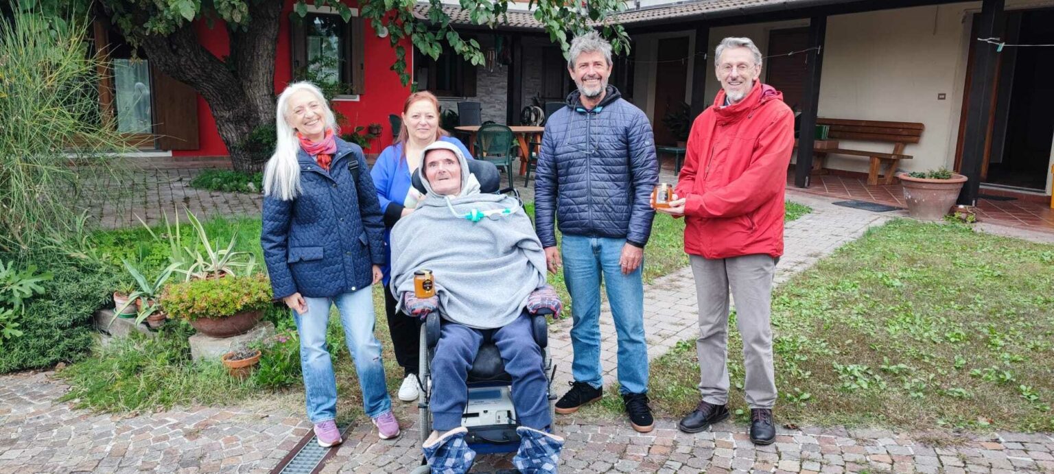 Un gruppo di soci UILDM ritira il miele all'azienda agricola biologica Canais