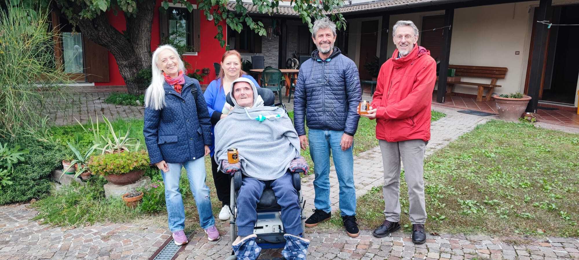 Un gruppo di soci UILDM ritira il miele all'azienda agricola biologica Canais